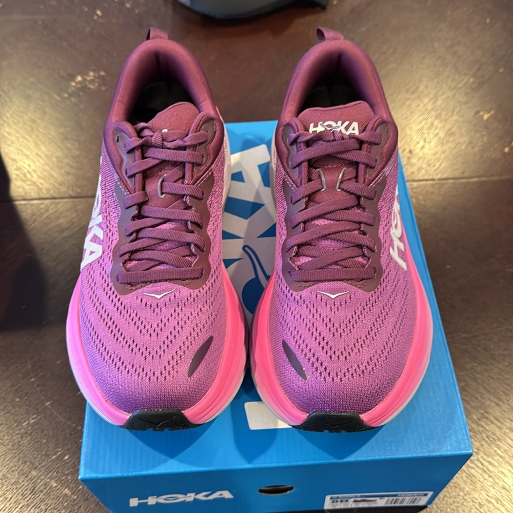 NWT Hoka Women Bondi 8 size 8 💜 🖤🩷